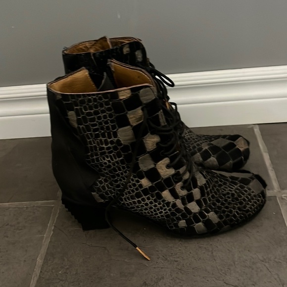 Papucei all leather  booties ..black with tan checks ... sz 40, side zipper .. - Picture 8 of 8